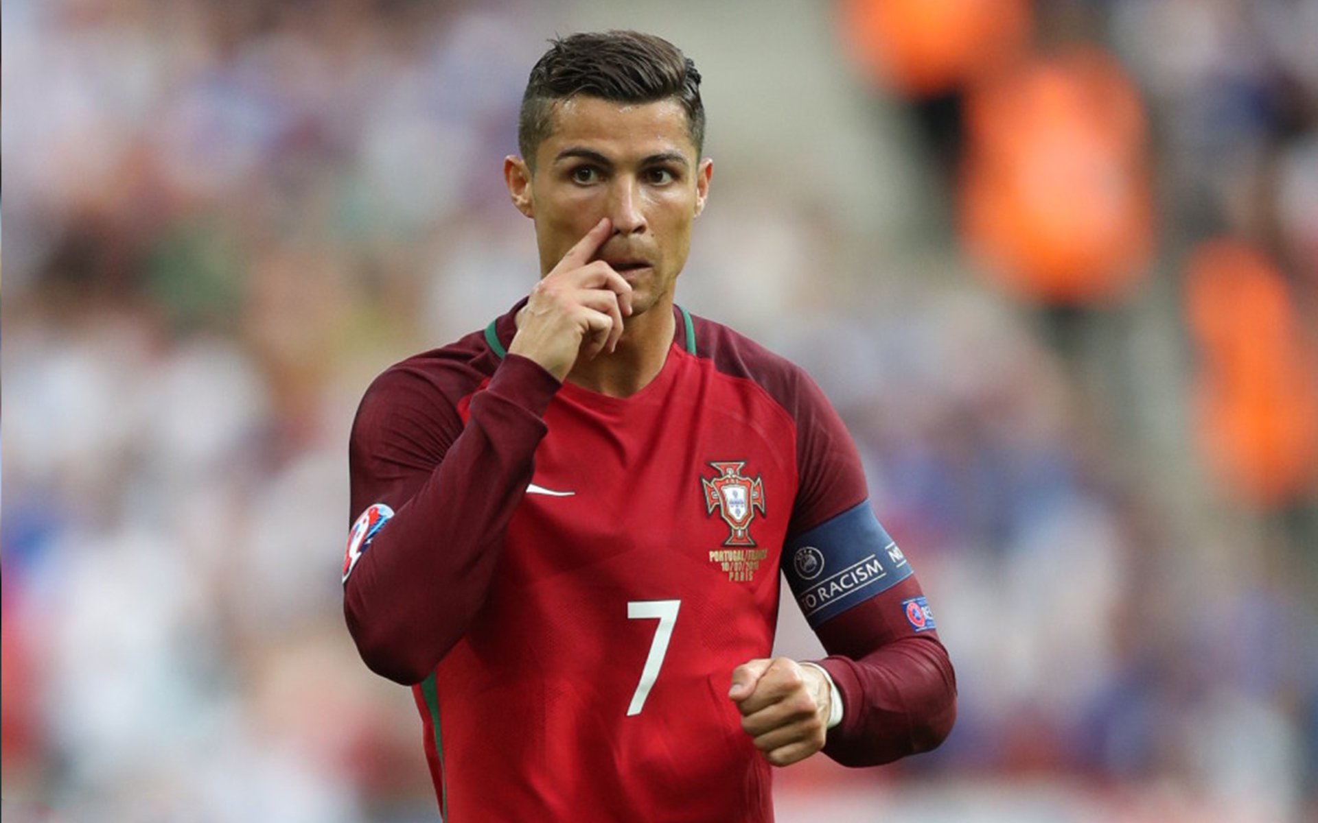 领先优势明显引发热议！萨拉赫在切尔西比赛中夺冠赛场气氛高涨