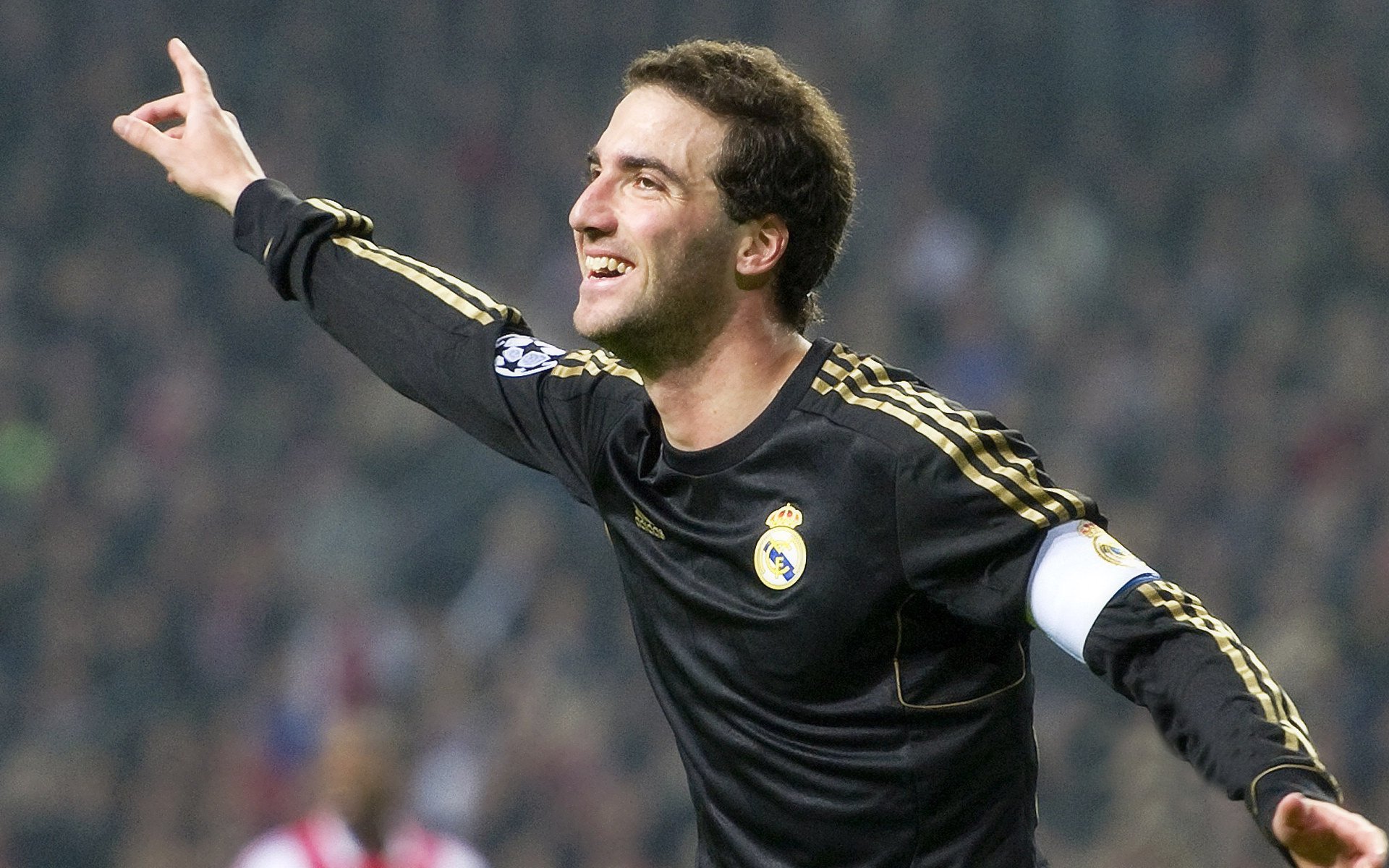 Rookie连续十场比赛得分超过大比分获胜，德国队不断突破！观众掌声雷动